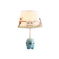 Nordic Empire Shade Tischlampe Stoff 1 Glühbirne Schlafzimmer Nachttischlampe mit Figur