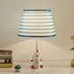 Nordic Empire Shade Tischlampe Stoff 1 Glühbirne Schlafzimmer Nachttischlampe mit Figur