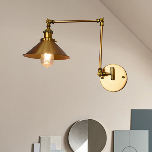 Frendorf | Eine Wandlampe mit einer Kegelschirm-Metall-Industrielampe im Innenbereich in Messing