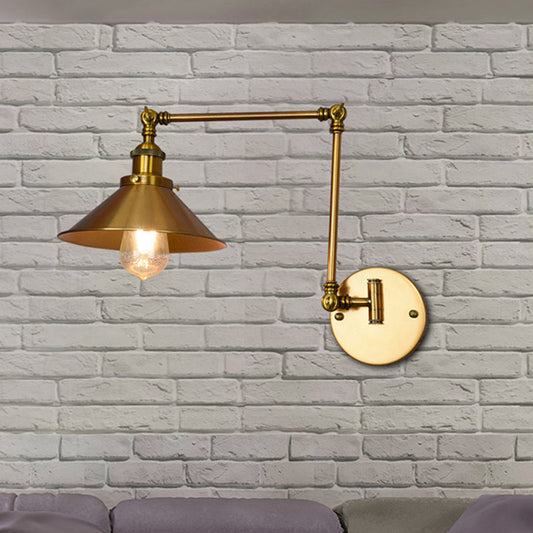 Frendorf | Eine Wandlampe mit einer Kegelschirm-Metall-Industrielampe im Innenbereich in Messing