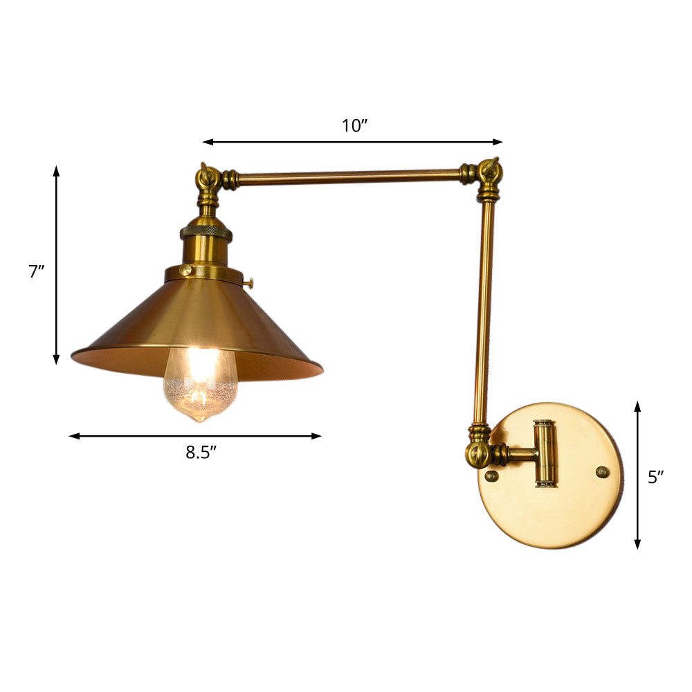 Frendorf | Eine Wandlampe mit einer Kegelschirm-Metall-Industrielampe im Innenbereich in Messing