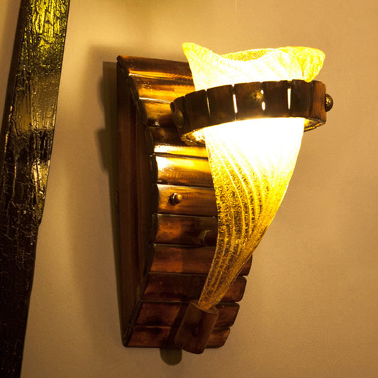 Frendorf | Ein Wandlicht mit Blüten-Schirm Gelbes Texturiertes Glas Rustikale Innenwandleuchte in Bronze