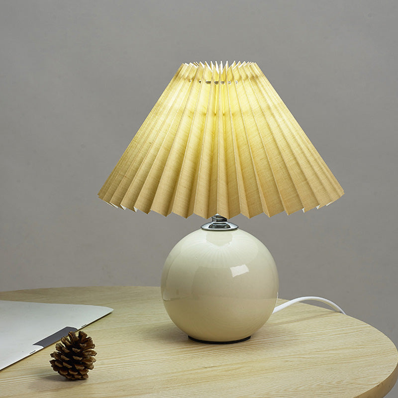 Globe Nachttischlampe Keramik Modern Nachttischbeleuchtung mit konischem plissiertem Schirm