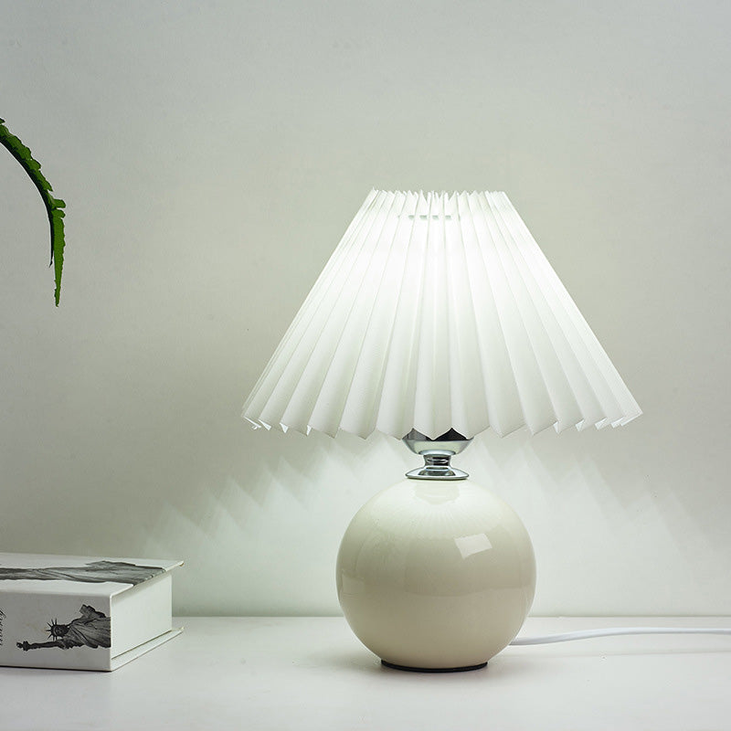 Globe Nachttischlampe Keramik Modern Nachttischbeleuchtung mit konischem plissiertem Schirm