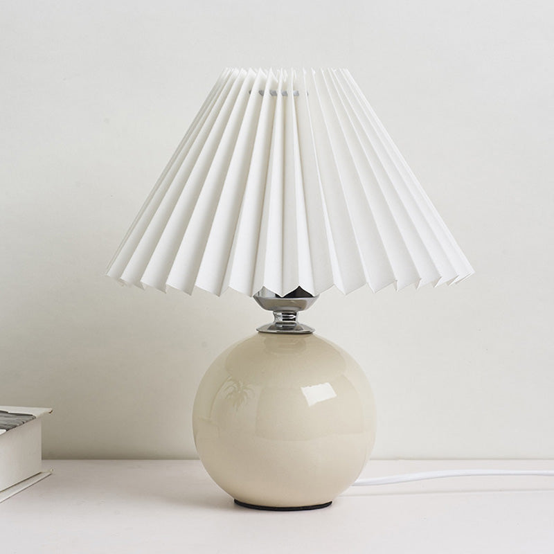Globe Nachttischlampe Keramik Modern Nachttischbeleuchtung mit konischem plissiertem Schirm
