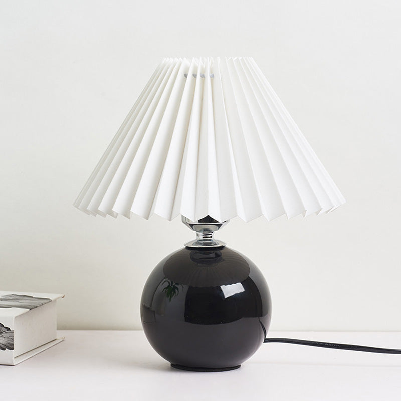Globe Nachttischlampe Keramik Modern Nachttischbeleuchtung mit konischem plissiertem Schirm