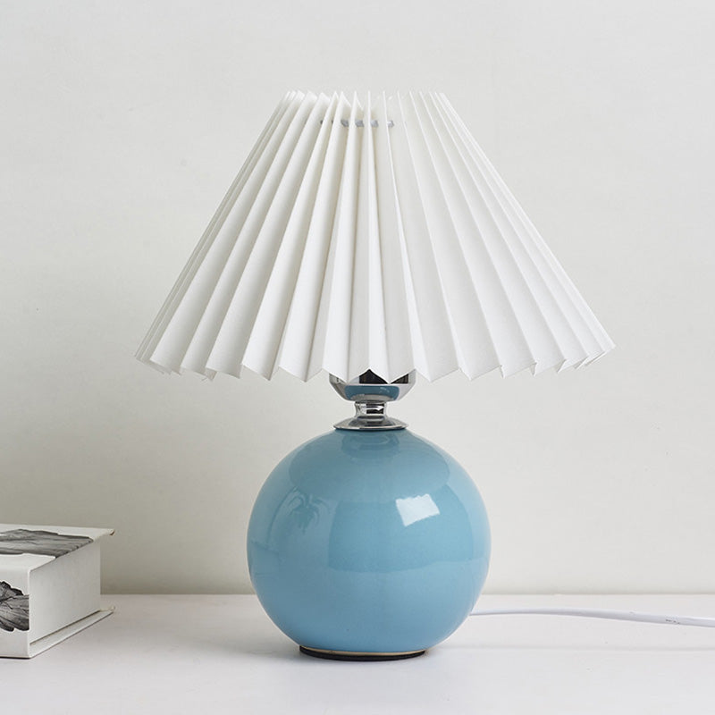Globe Nachttischlampe Keramik Modern Nachttischbeleuchtung mit konischem plissiertem Schirm