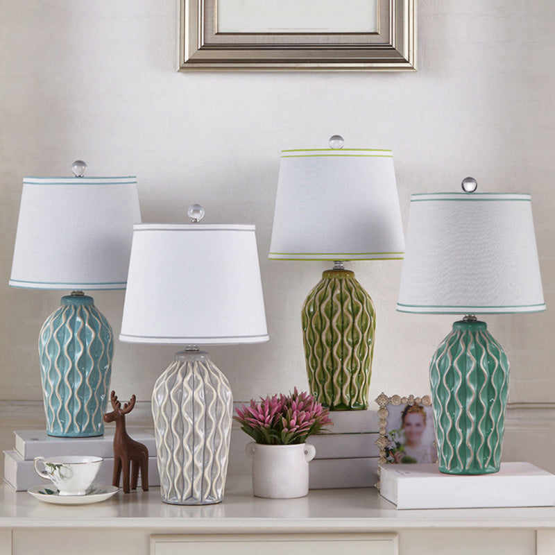 Stoff konische Form Tischlampe Nordic Style Einzel Nachttisch Licht mit Keramik Dekor