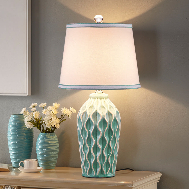 Stoff konische Form Tischlampe Nordic Style Einzel Nachttisch Licht mit Keramik Dekor