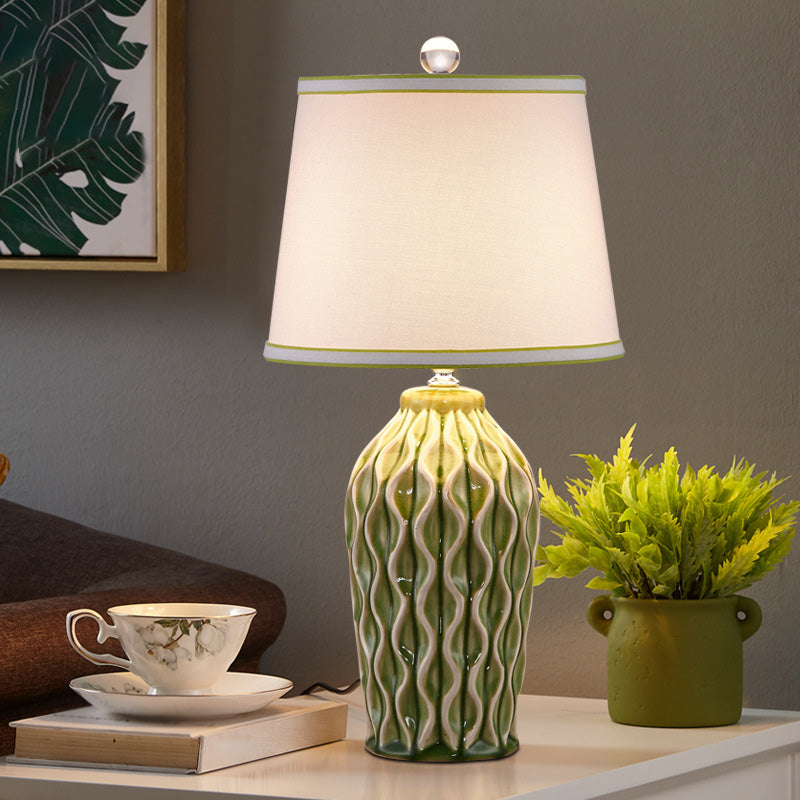 Stoff konische Form Tischlampe Nordic Style Einzel Nachttisch Licht mit Keramik Dekor
