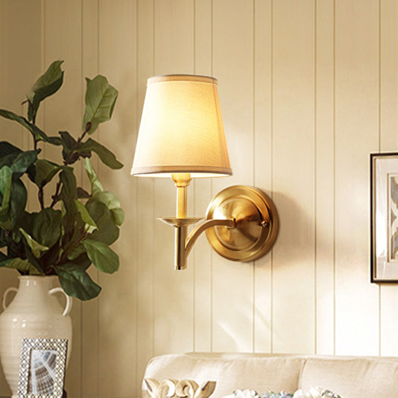 Frendorf | Kandelaar Metalen Wandlamp Minimalisme 1-Lichts Wandgemonteerde Verlichting für das Wohnzimmer mit konischer Stofflampenschirm in Gold
