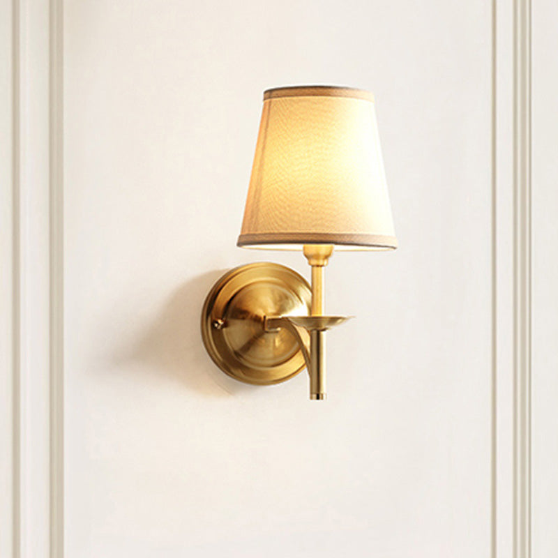 Frendorf | Kandelaar Metalen Wandlamp Minimalisme 1-Lichts Wandgemonteerde Verlichting für das Wohnzimmer mit konischer Stofflampenschirm in Gold