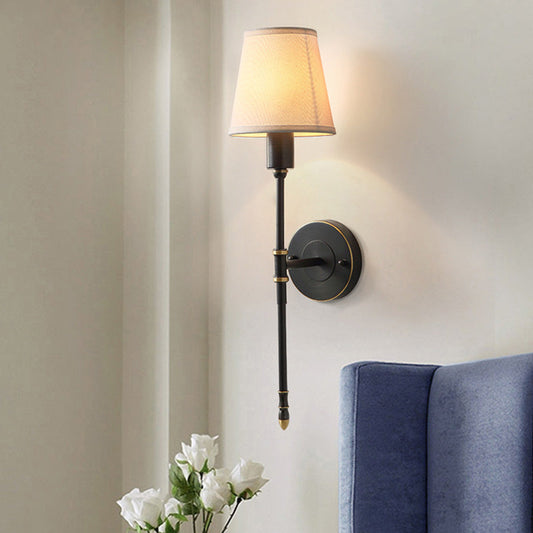 Frendorf | 1 Glühbirne Metall Wandleuchte Traditionelle Schwarze Verlängerte Nachttisch Wandlampe mit Konischem Stoffschirm