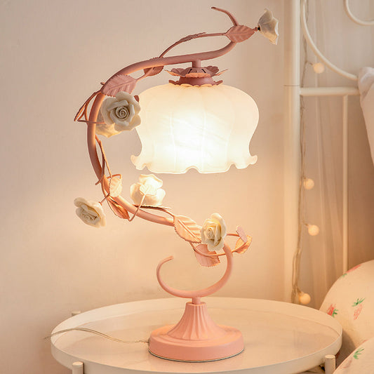 1 Kopftischlampe Pastoralstil Knospe Weißes Glas Nachttischbeleuchtung mit Keramikrose für Nachttisch