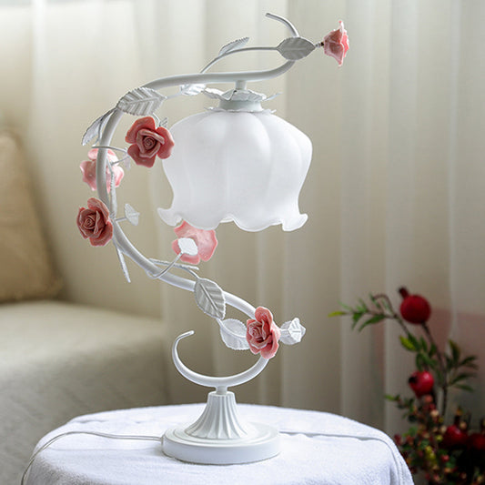 1 Kopftischlampe Pastoralstil Knospe Weißes Glas Nachttischbeleuchtung mit Keramikrose für Nachttisch