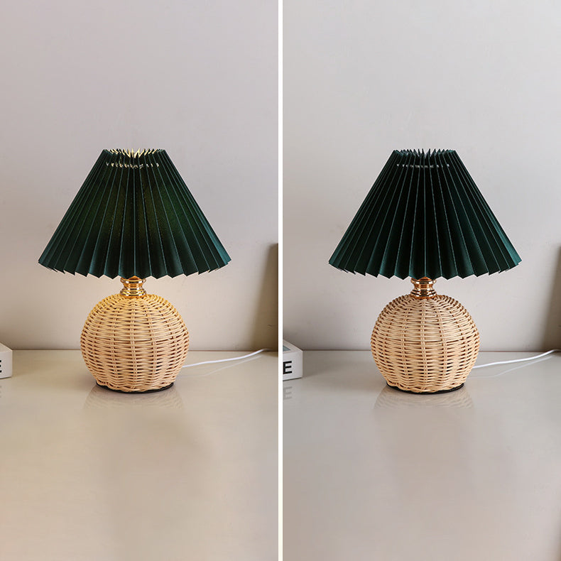 Frendorf | RattaLume Nordic LED Tischlampe | Geflochtenes Rattan & Faltstoffschirm | Stimmungslicht | Deko fürs Schlafzimmer