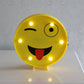 Gelbe Emoji-förmige Batterietischbeleuchtung Kunst Dekor Kunststoff LED Nachttischlampe für Schlafzimmer