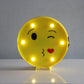 Gelbe Emoji-förmige Batterietischbeleuchtung Kunst Dekor Kunststoff LED Nachttischlampe für Schlafzimmer