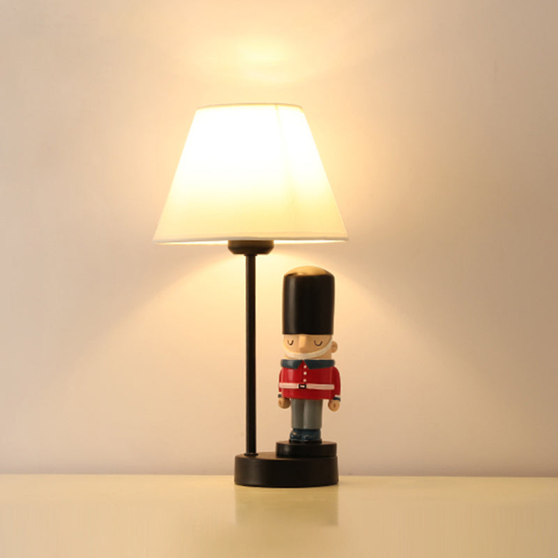 Soldier Nachttischlampe aus Harz 1 Glühbirne Kinderstil Tischbeleuchtung mit Schirm