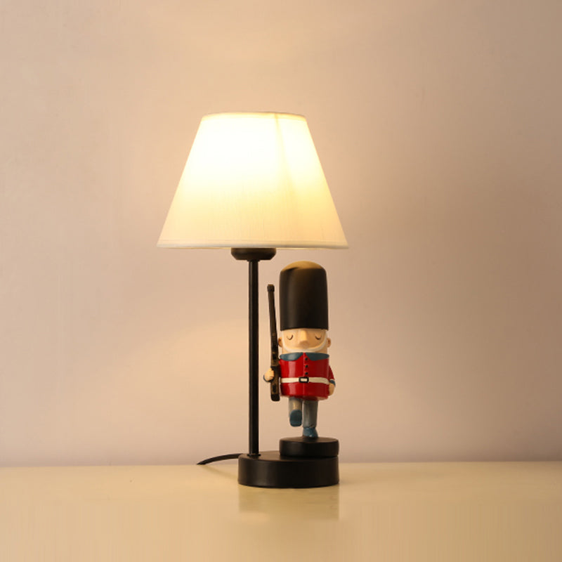 Soldier Nachttischlampe aus Harz 1 Glühbirne Kinderstil Tischbeleuchtung mit Schirm