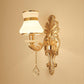 Blumenstrukturiertes Glas-Wandlicht Antikes Wohnzimmer-Wandleuchten-Accessoire mit Kristallakzent in Gold