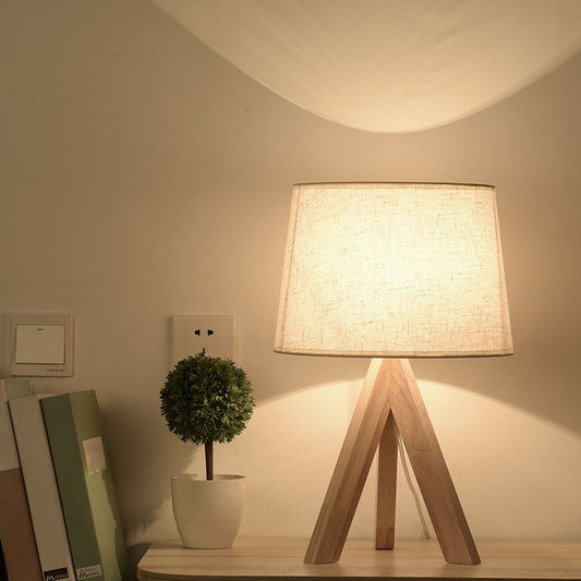 Schlanke Tischbeleuchtung Einfachheit Stoff 1 Glühlampe Nachttischlampe mit Holz-Stativ in Weiß