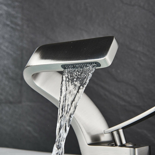 Moderner geschwungener Wasserhahn