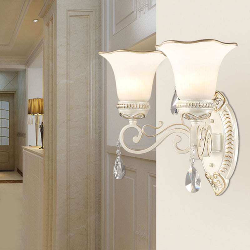 Frendorf | 1/2-Birne Frosted Glas Wandlampe Weiße Blumen Schirm Wohnzimmer Wandleuchte mit Kristallakzent