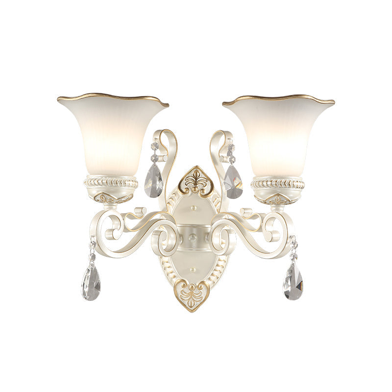 Frendorf | 1/2-Birne Frosted Glas Wandlampe Weiße Blumen Schirm Wohnzimmer Wandleuchte mit Kristallakzent