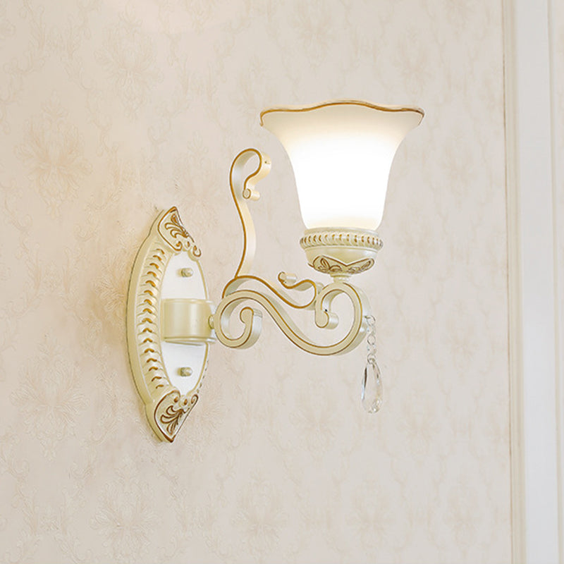 Frendorf | 1/2-Birne Frosted Glas Wandlampe Weiße Blumen Schirm Wohnzimmer Wandleuchte mit Kristallakzent