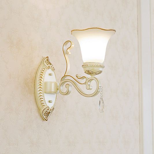Frendorf | 1/2-Birne Frosted Glas Wandlampe Weiße Blumen Schirm Wohnzimmer Wandleuchte mit Kristallakzent