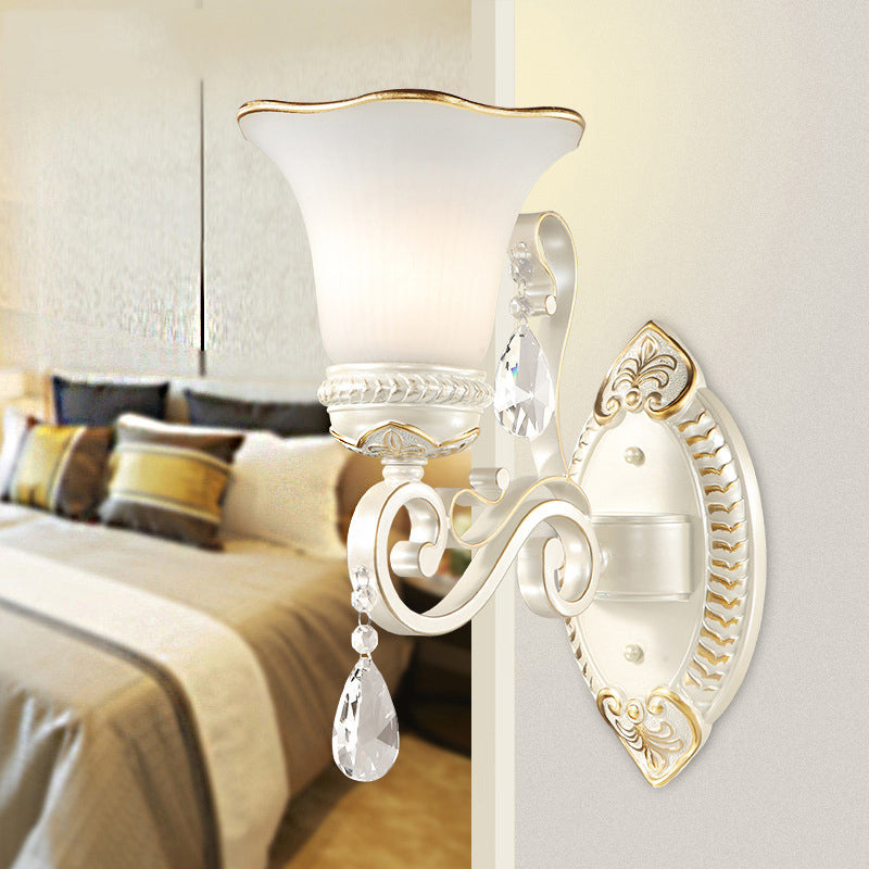 Frendorf | 1/2-Birne Frosted Glas Wandlampe Weiße Blumen Schirm Wohnzimmer Wandleuchte mit Kristallakzent