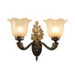 Frendorf | 1/2-Licht Wandleuchte Vintage Blossom geschnitzte Glas Wandlampe mit gebogenem Arm in Schwarz für das Wohnzimmer
