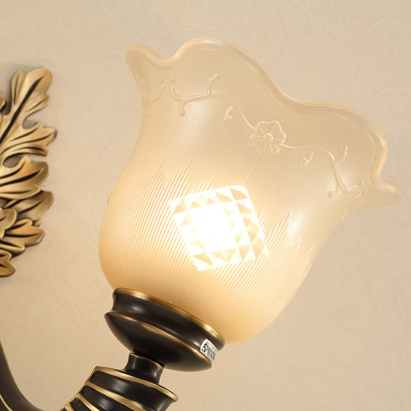 Frendorf | 1/2-Licht Wandleuchte Vintage Blossom geschnitzte Glas Wandlampe mit gebogenem Arm in Schwarz für das Wohnzimmer
