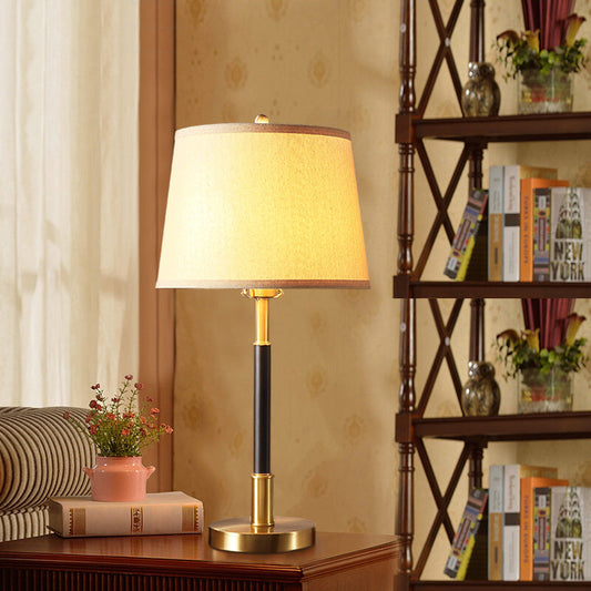 Vintage konische Tischleuchte Einzel-Glühbirne Stoff Nachttischlampe in Messing für Nachttisch