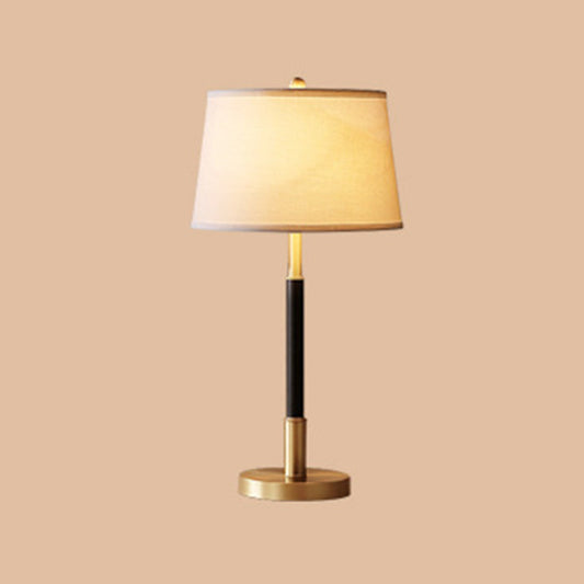 Vintage konische Tischleuchte Einzel-Glühbirne Stoff Nachttischlampe in Messing für Nachttisch