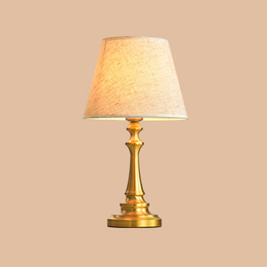 Traditionelle Empire-Schirm Tischlampe Einzelne Stoff Nachttischbeleuchtung mit Balusterbasis aus Messing