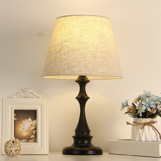 Baluster Eisen Nachttischlampe Minimalismus 1-Licht Nachttischlampe mit konischem Stoffschirm