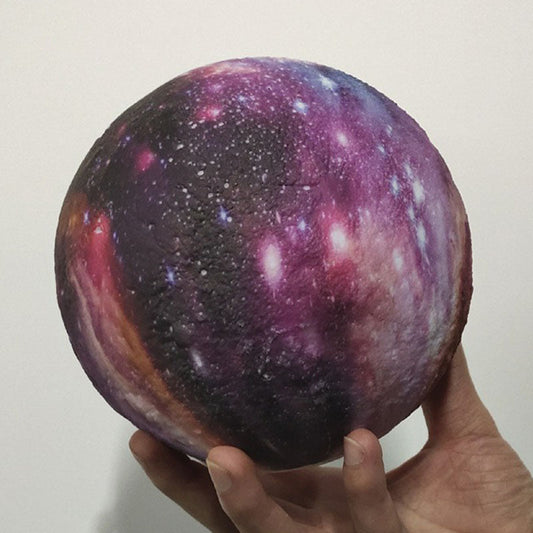 Lila Galaxy Spherical Nachtlampe Kinder Plastik LED Tischlicht mit Holzfuß