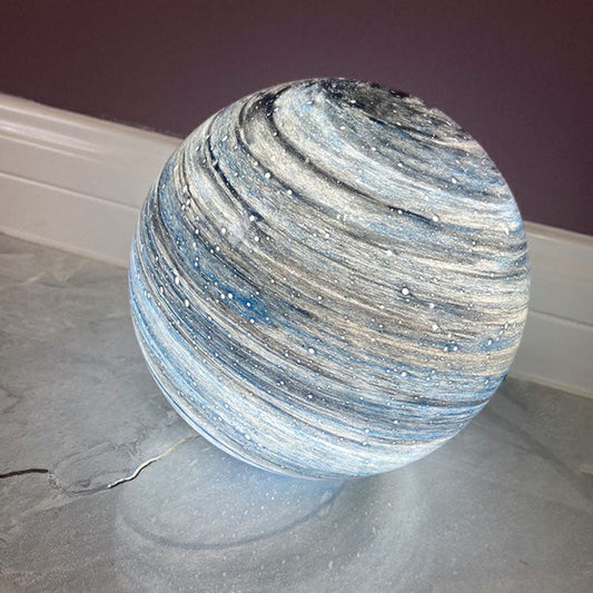 Buntglas-Kosmos-Planet-Nachttischlampe Dekorative 1-Glühbirne Tischbeleuchtung für Kinder