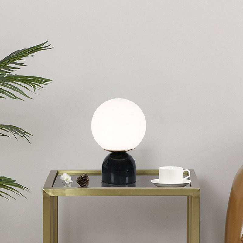 Globe Weißes Glas Nachttischlicht Nordic 1 Kopf Tischlampe mit Kuppel Marmorbasis