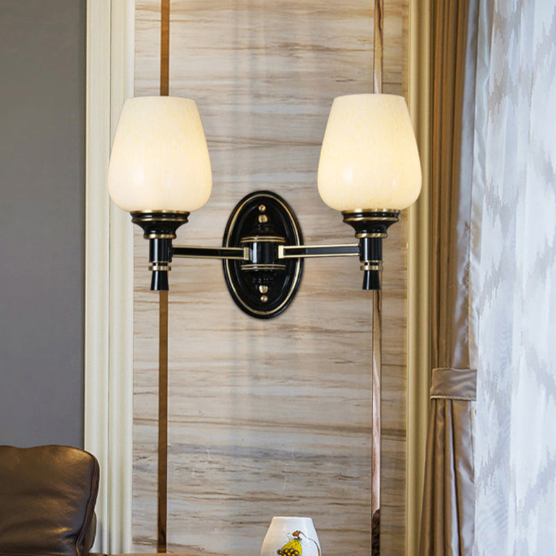 Frendorf | 1/2-Birnen Wandmontageleuchte mit Kegel Weiße Glas Shade Traditionelle Wohnzimmer Wandlampe in Schwarz