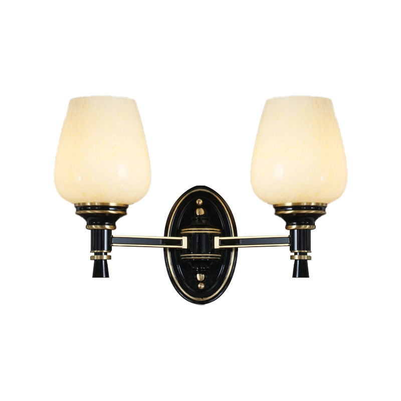 Frendorf | 1/2-Birnen Wandmontageleuchte mit Kegel Weiße Glas Shade Traditionelle Wohnzimmer Wandlampe in Schwarz