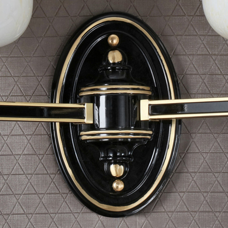 Frendorf | 1/2-Birnen Wandmontageleuchte mit Kegel Weiße Glas Shade Traditionelle Wohnzimmer Wandlampe in Schwarz