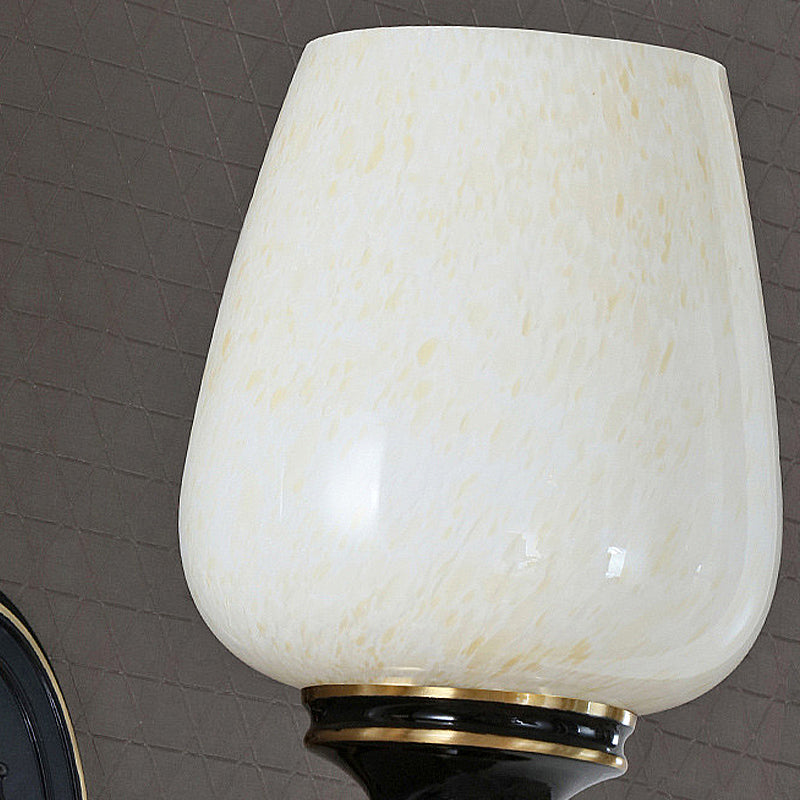 Frendorf | 1/2-Birnen Wandmontageleuchte mit Kegel Weiße Glas Shade Traditionelle Wohnzimmer Wandlampe in Schwarz