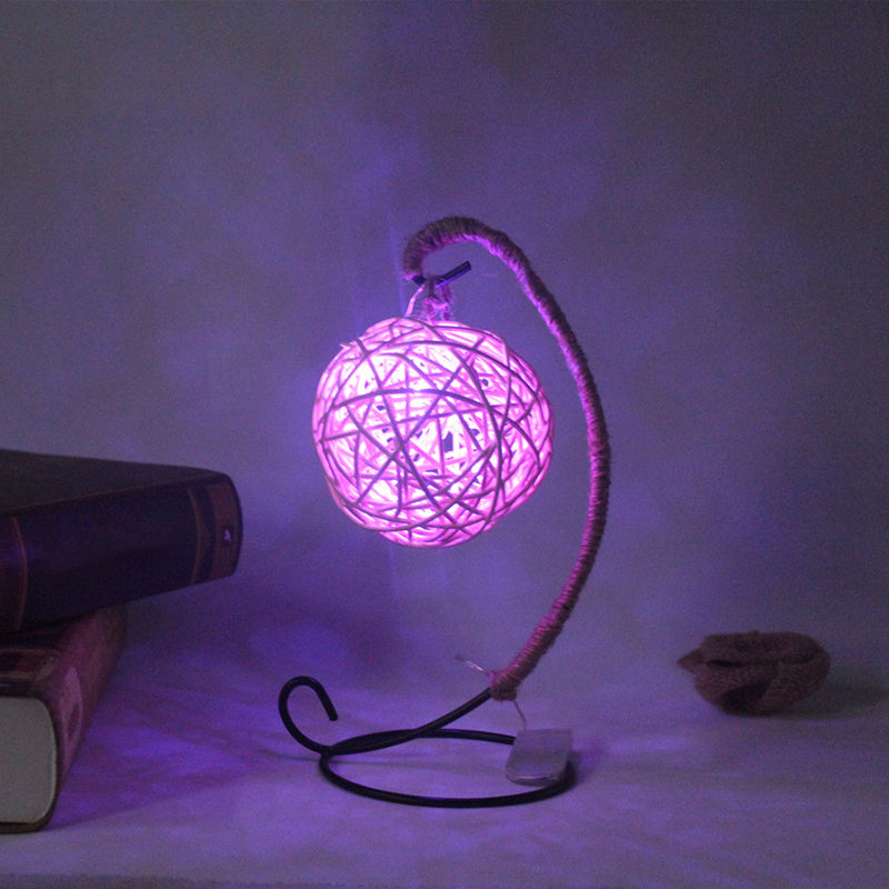 Frendorf | Rattan Ball Batterij Aangedreven Nachtlamp Kids Witte LED Tafelverlichting met Gebogen Arm