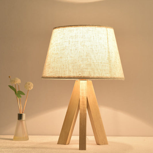 Stoff Schattierte Nachttischlampe Nordic 1-Licht Weiße Tischleuchte mit Holzsockel für Schlafzimmer