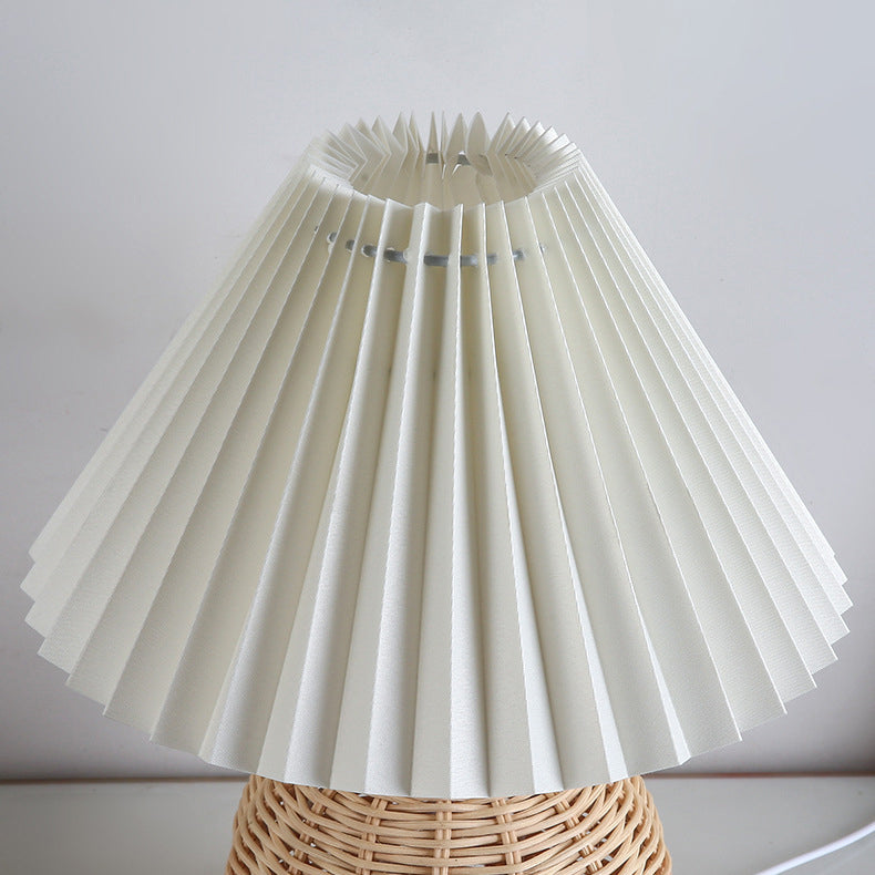 Frendorf | RattaLume Nordic LED Tischlampe | Geflochtenes Rattan & Faltstoffschirm | Stimmungslicht | Deko fürs Schlafzimmer