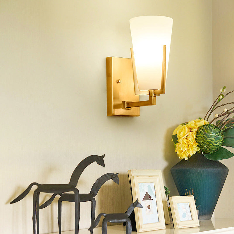 Frendorf | 1-Licht Kegelförmige Wandleuchte Retro Messing Satinierte Glaswandlampe mit quadratischer Rückplatte für das Schlafzimmer