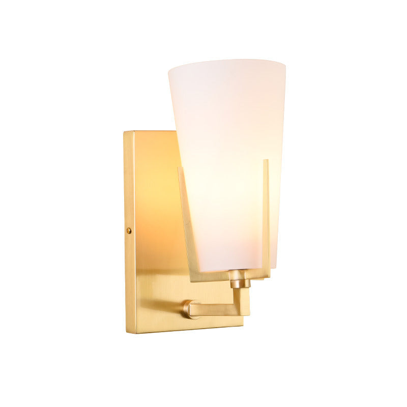 Frendorf | 1-Licht Kegelförmige Wandleuchte Retro Messing Satinierte Glaswandlampe mit quadratischer Rückplatte für das Schlafzimmer
